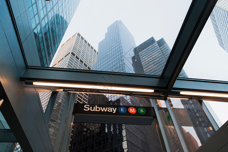 美国纽约市的天桥和地铁入口图片