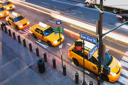 在美国纽约市交叉行人路上的一行黄色计程车的俯视图图片