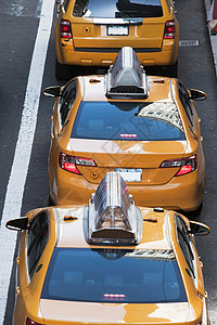 美国纽约第42街排黄色出租车背景图片