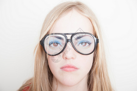 戴假眼镜的女孩背景图片