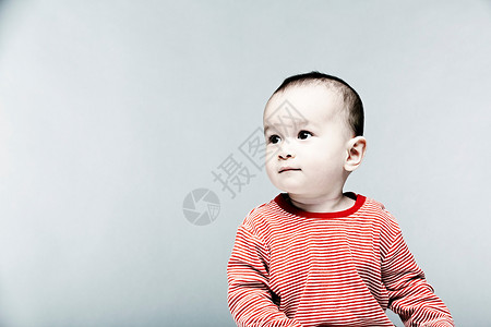 身穿条纹上衣的婴儿男孩肖像向外看图片