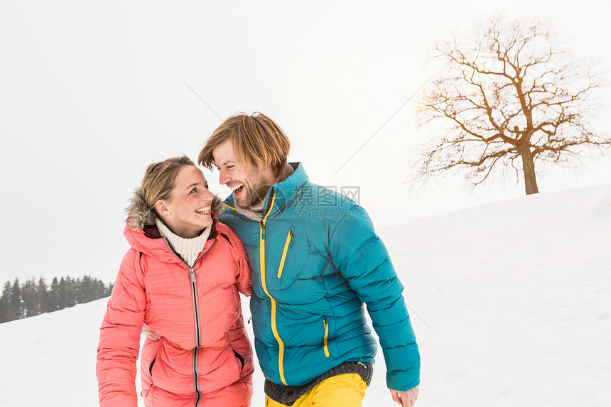 在雪中行走的情侣图片