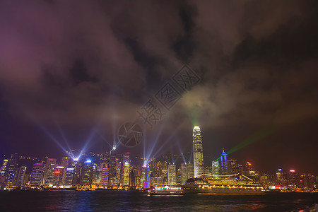 香港海滨一带夜晚的摩天大楼图片