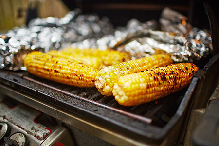 烤肉架上的玉米背景图片