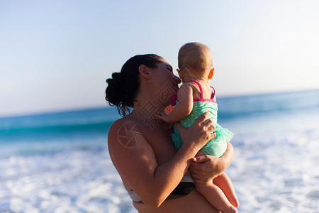 荷兰圣马丁海滩母亲抱着女儿图片