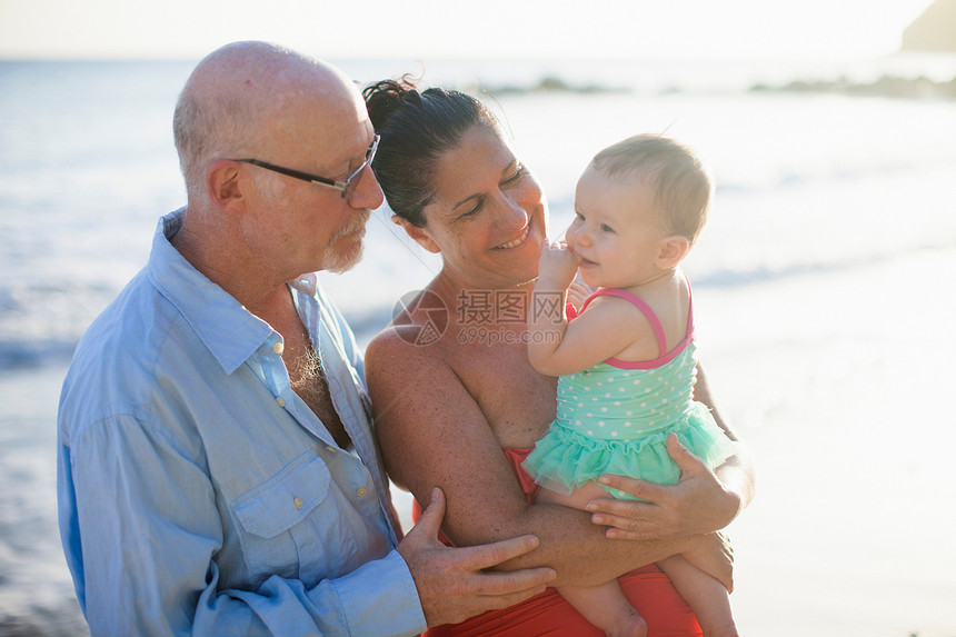 荷兰圣马丁海滩上孙女和祖父母图片