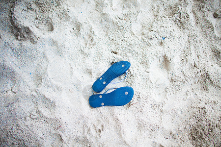 沙滩上一对蓝色的拖鞋图片