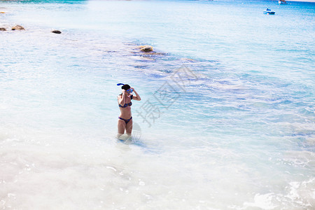 荷兰圣马丁沙滩上准备潜水的女人图片
