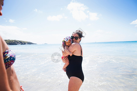 荷兰圣马丁海中抱着女婴的母亲图片