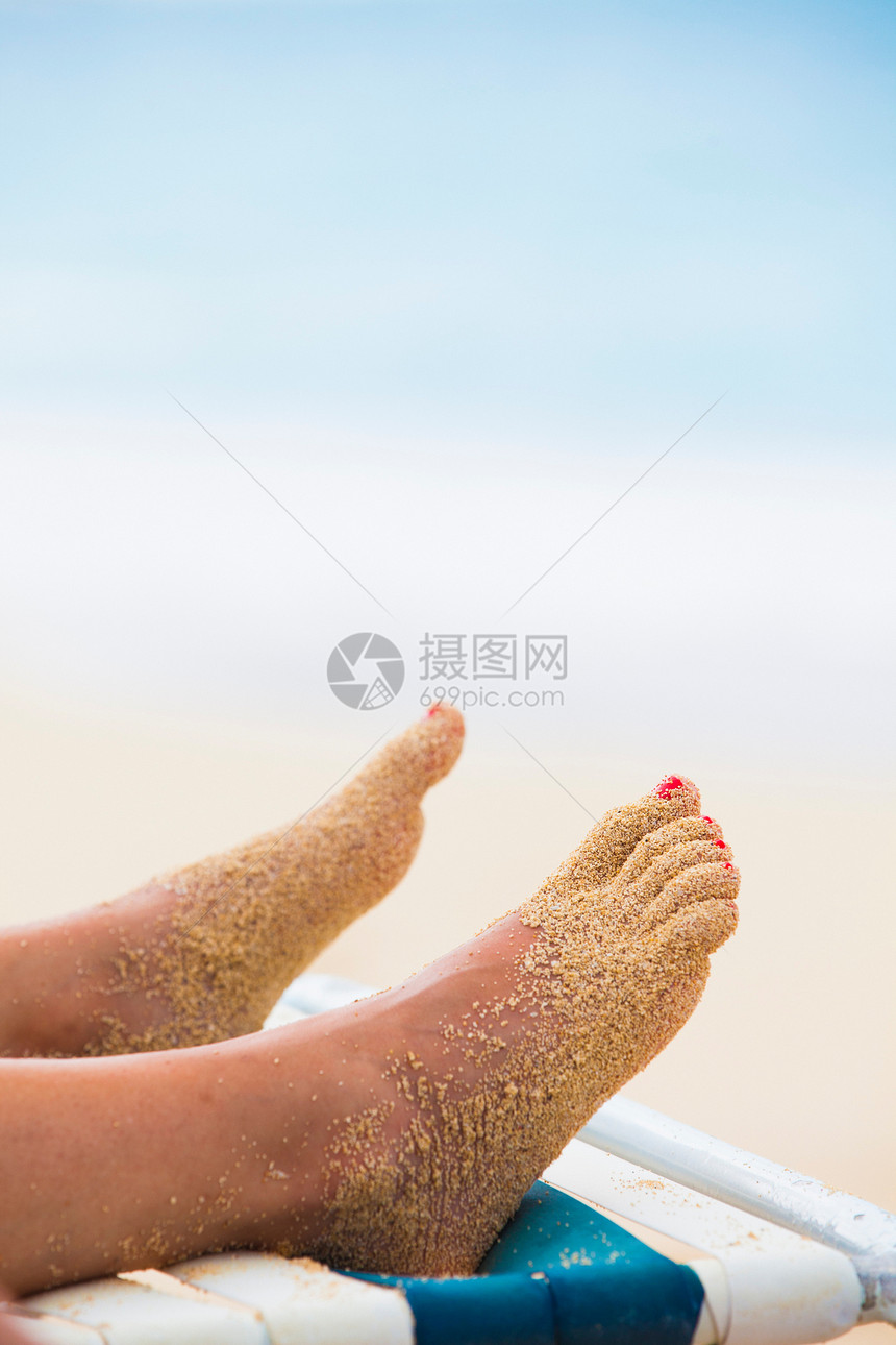女人的脚被沙子盖住图片
