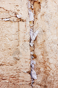 在以色列耶路撒冷西墙裂缝纸上祈祷图片