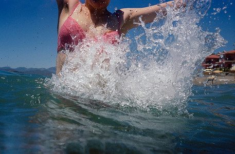 女人在海里游泳图片