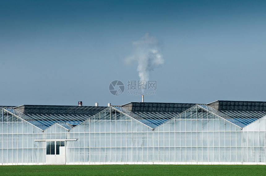 来自大型工业温室的烟雾图片