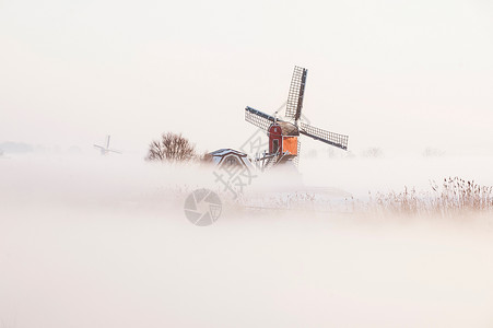 迷雾中古老的风车背景图片