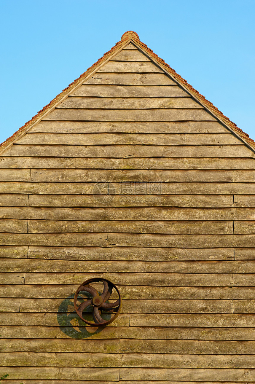 木墙和建筑屋顶图片