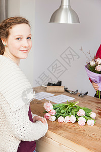 少女在花店买玫瑰图片