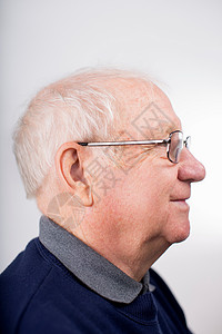 戴着眼镜的老年人侧面形象图片