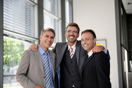 三个大笑的商人肖像男性的高清图片素材