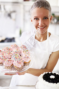 面包师和糖果店手拿蛋糕的女人背景