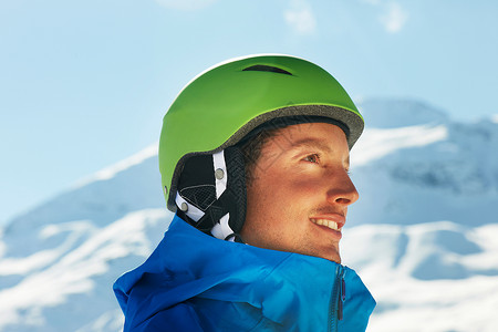 一名年轻男滑雪运动员图片