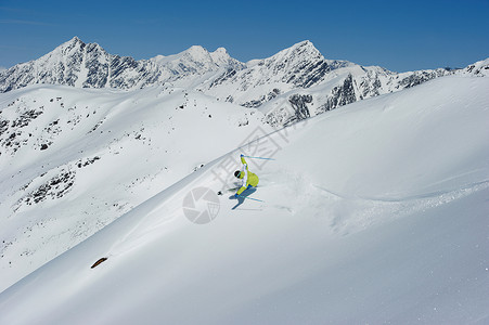 山上滑雪的男子图片