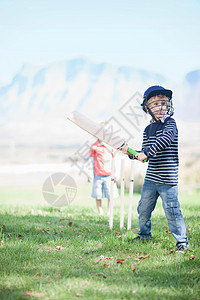 男孩打板球图片