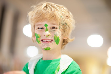 脸上涂着绿油漆的男孩图片