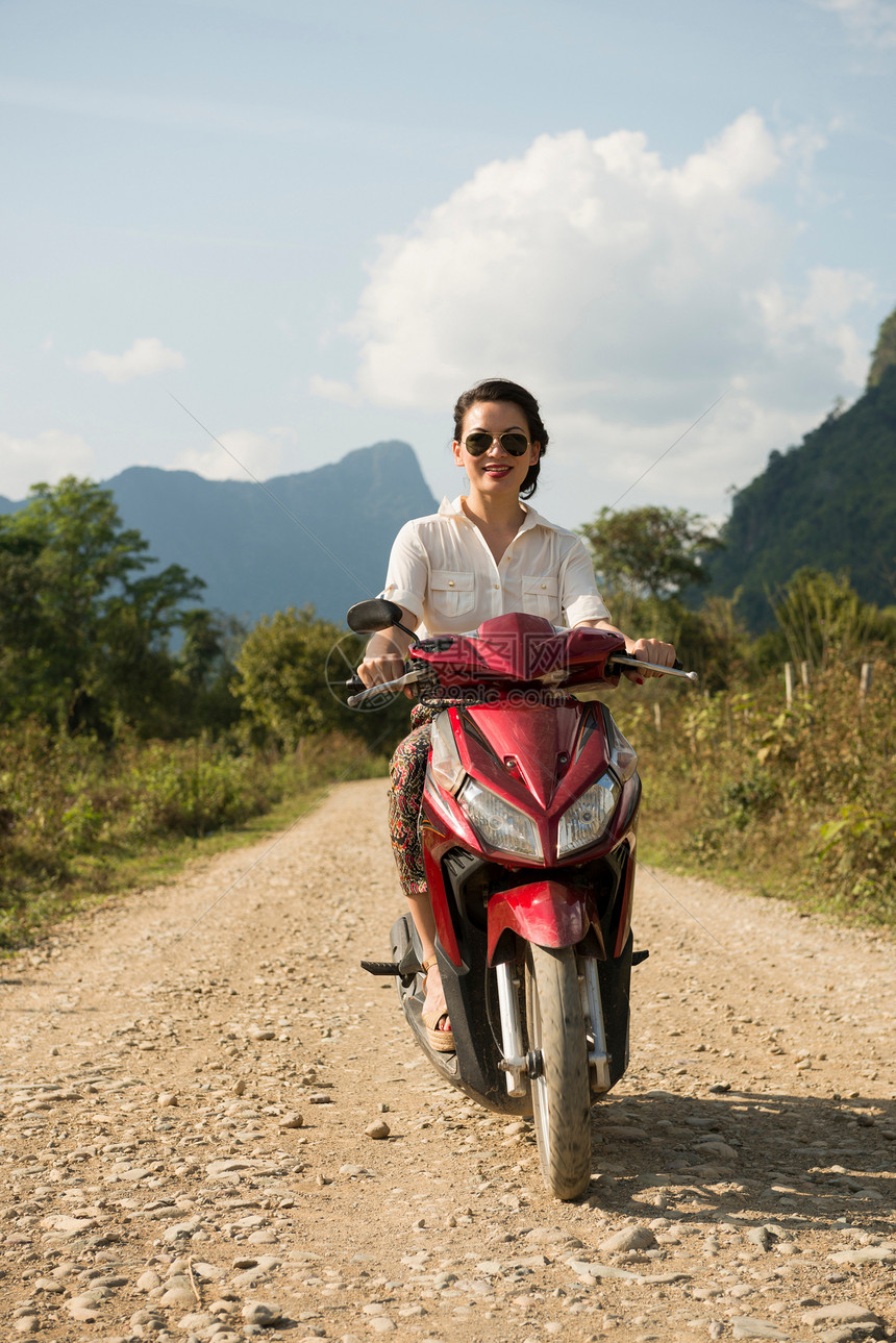 老挝骑着摩托车的妇女图片