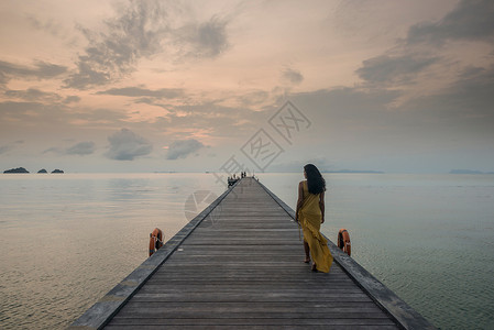 泰国高三井海滩码头上的妇女图片