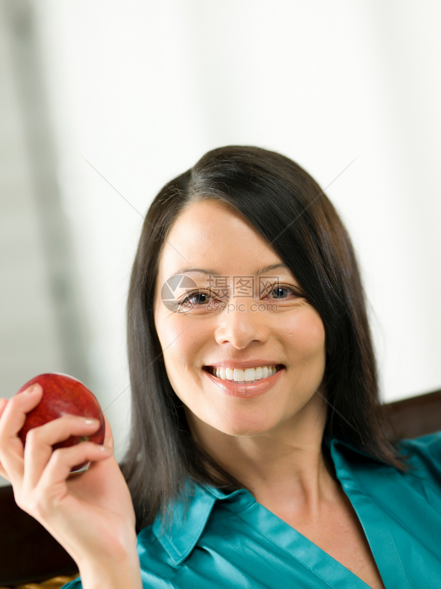 拿着苹果的女人图片