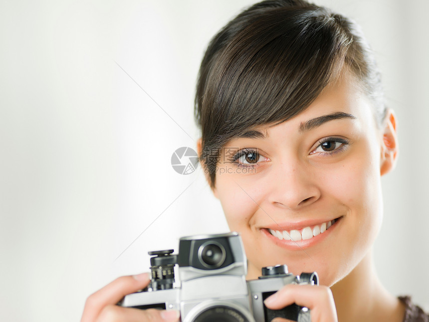 青年妇女拿着照相机图片