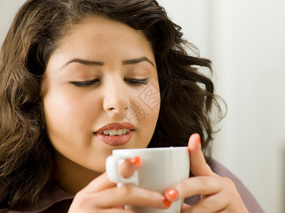 喝茶的年轻妇女背景图片