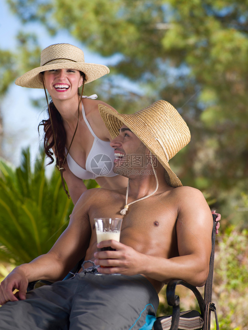 戴太阳帽子的年轻夫妇假期放松肖像图片