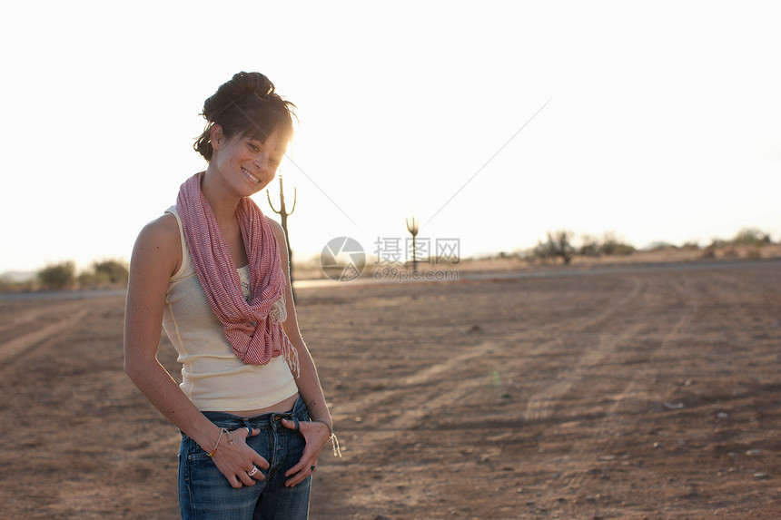 站在沙漠的年轻女子肖像图片