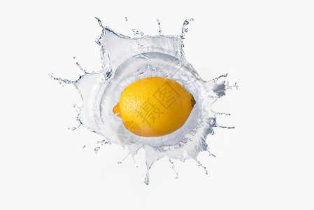 一个柠檬在水里图片