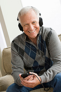 戴着耳机的老人听音乐图片