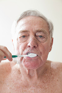 老年男子刷牙图片