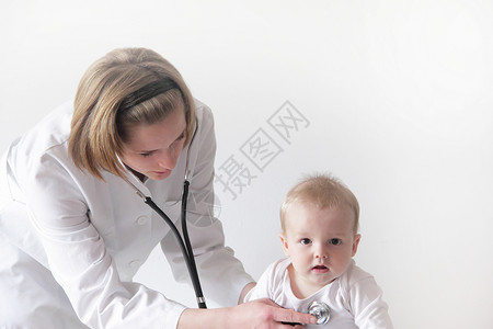 女医生使用听诊器给婴儿听诊图片