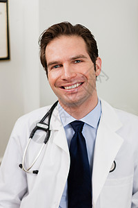 成人中年医生微笑的肖像图片