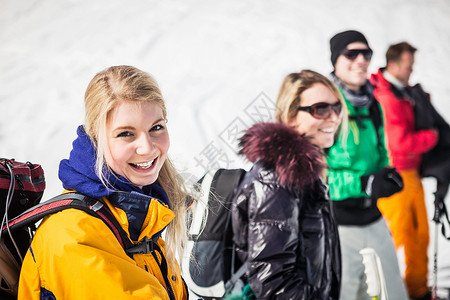 穿着滑雪服装的滑雪者图片