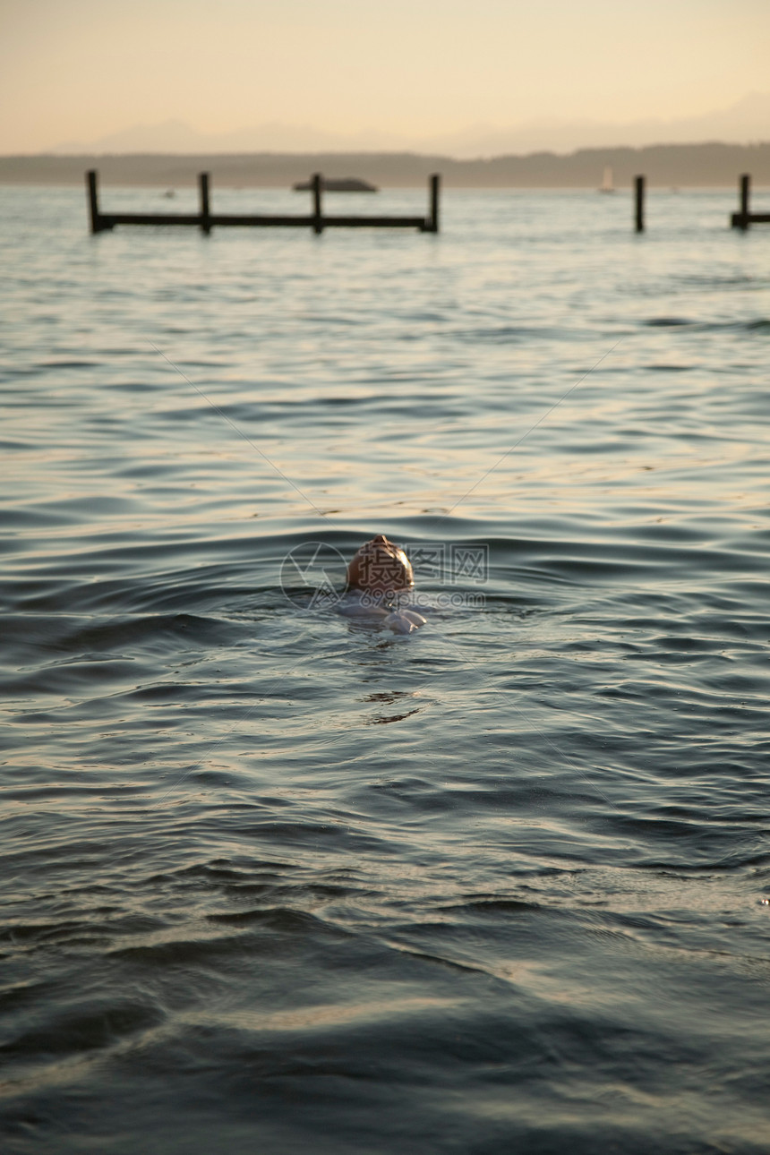 人漂浮在水中图片