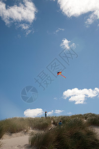 曼萨尼塔海滩儿童在海滩玩风筝背景
