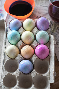 托盘中彩色鸡蛋图片