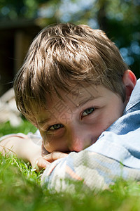 躺在草地上的男孩近肖像图片