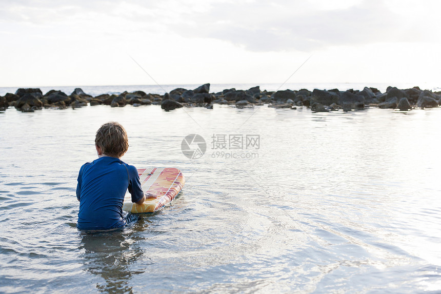 美国夏威夷机身在海中的男孩图片