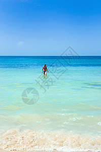 牙买加海滩的上年轻女性图片