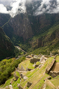 从秘鲁马丘比丘的清晨薄雾中眺望山谷图片