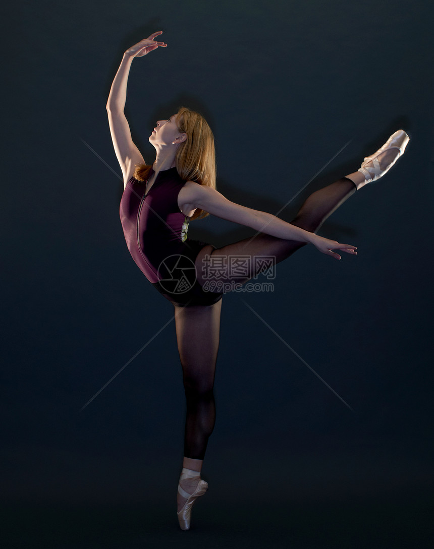 年轻女芭蕾舞演员图片