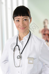 一名女医生在微笑背景图片