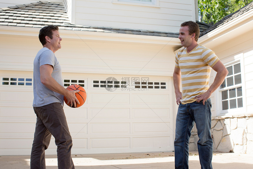 父亲和儿子一起打篮球图片